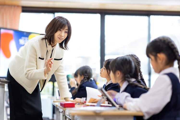 日本人女性教師が小学生の教室で授業をしている