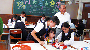 麻生理事長、子どもたちと学園祭での一コマ