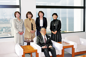 麻生理事長と同窓会役員